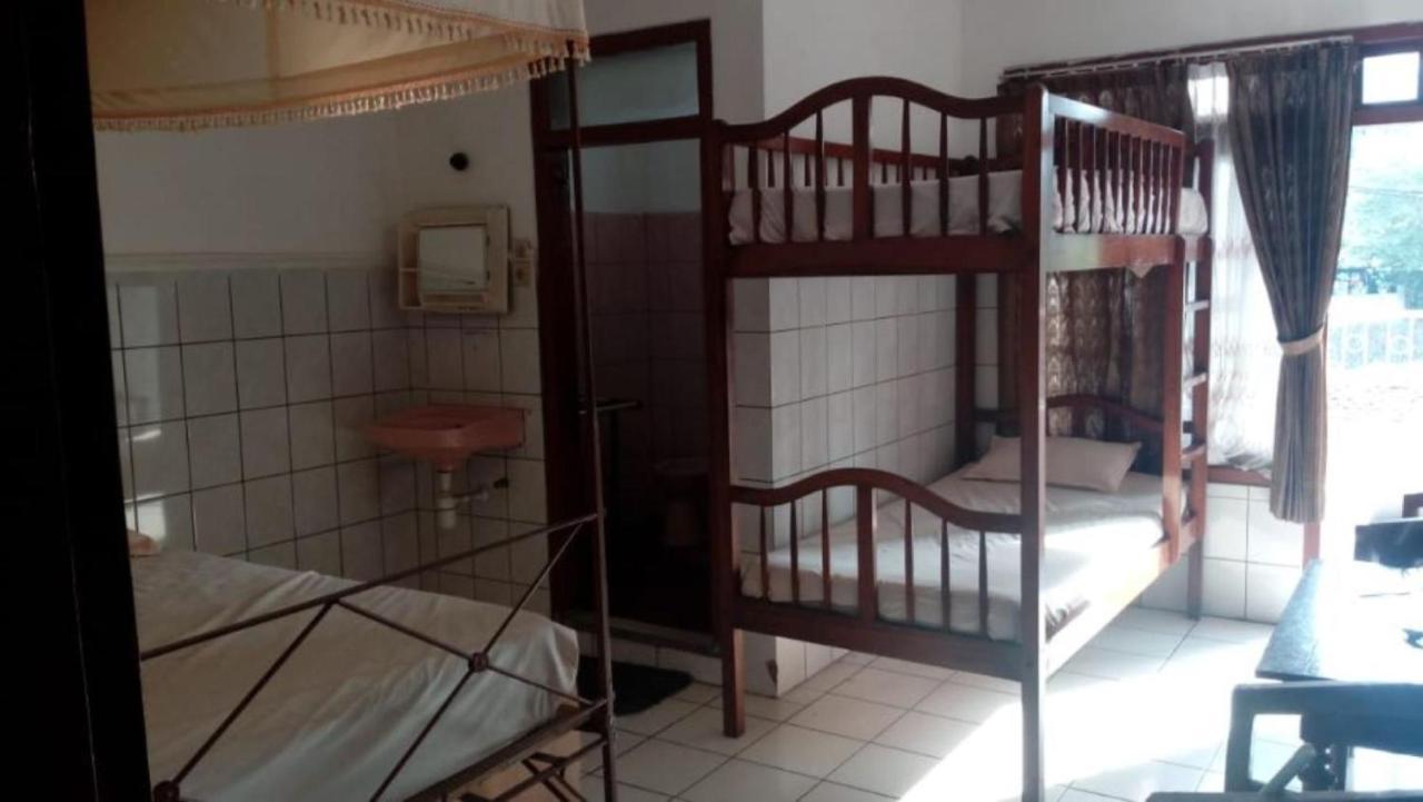 Wisma & Kantin Amanda Mojokerto Buitenkant foto