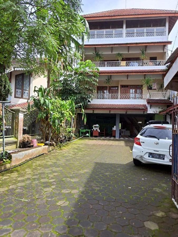 Wisma & Kantin Amanda Mojokerto Buitenkant foto